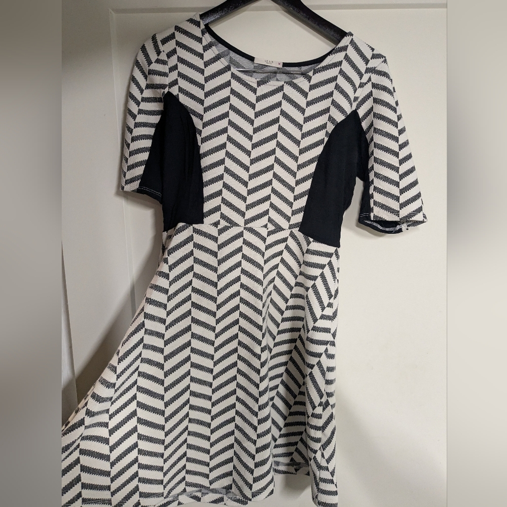 Le Lis (M) White And Black Chevron Colorblocked A Line Dress - Stretchy